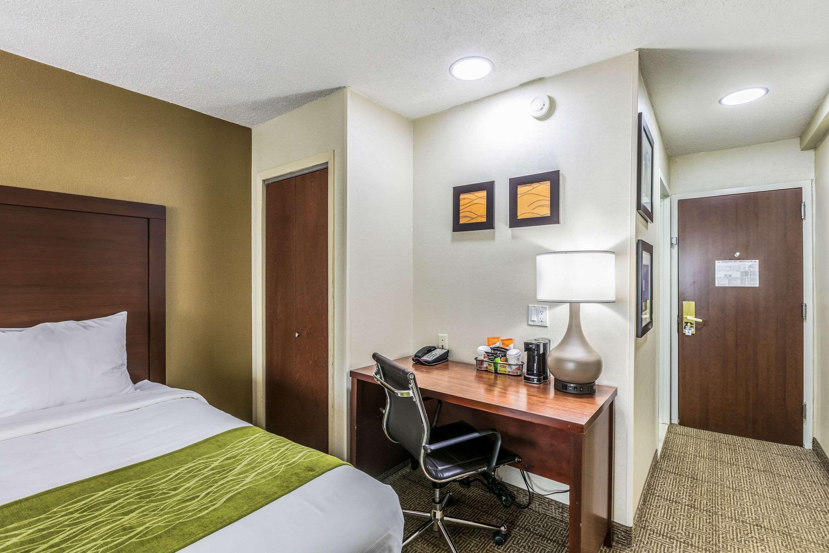 Comfort Inn Medford-Long Island Exterior photo